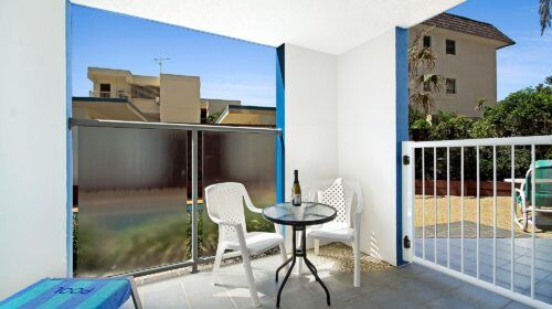 cotton-tree-holiday-apartments-pool-side1